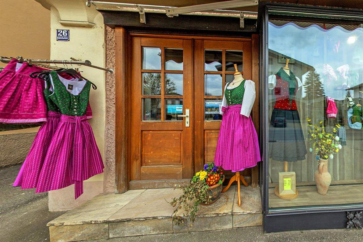 Eingang zum Ladengeschäft Chiemgau Trachten in Bad Endorf